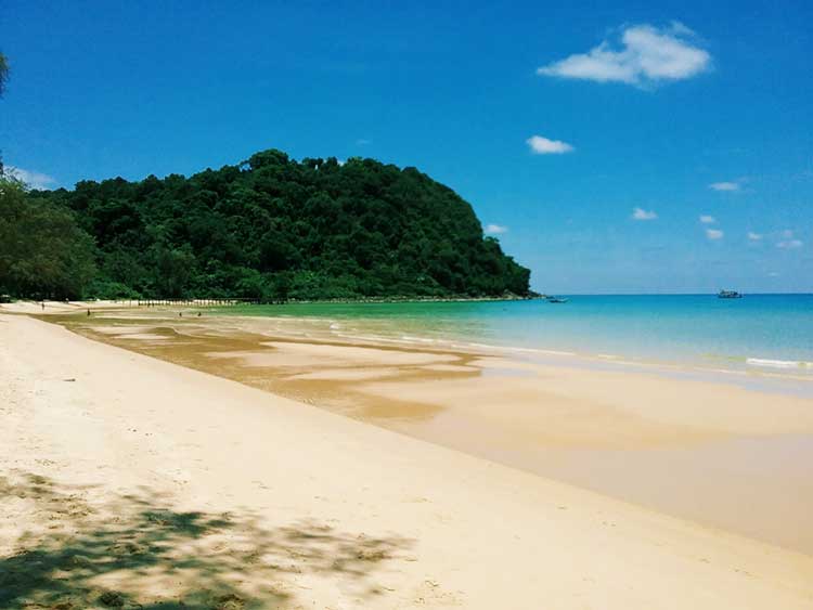 หาดขี้เกียจบนเกาะร่อง Samloem Island ในกัมพูชา