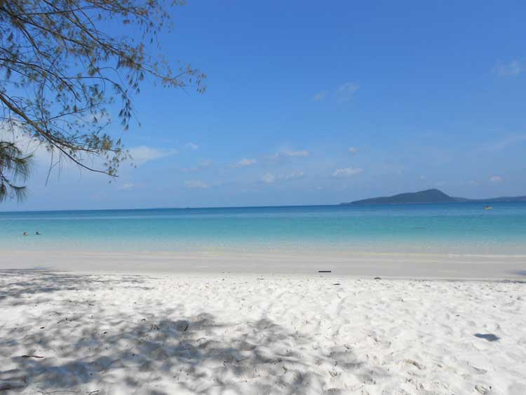 หาดสีขาวบนเกาะรงในกัมพูชา